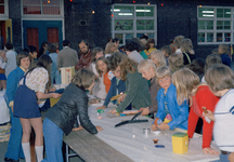 831162 Afbeelding van een activiteit tijdens de viering van het 50-jarig bestaan van de Cort van der Lindenschool ...